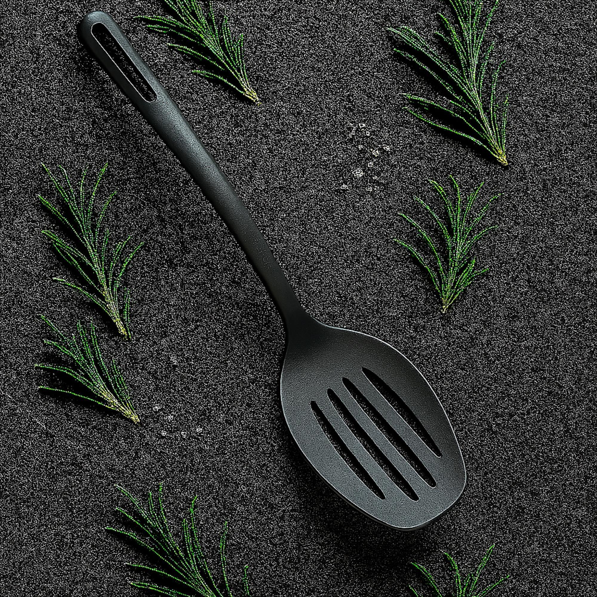 cuchara de cocina ranurada en color negro 30,3x9,5cm