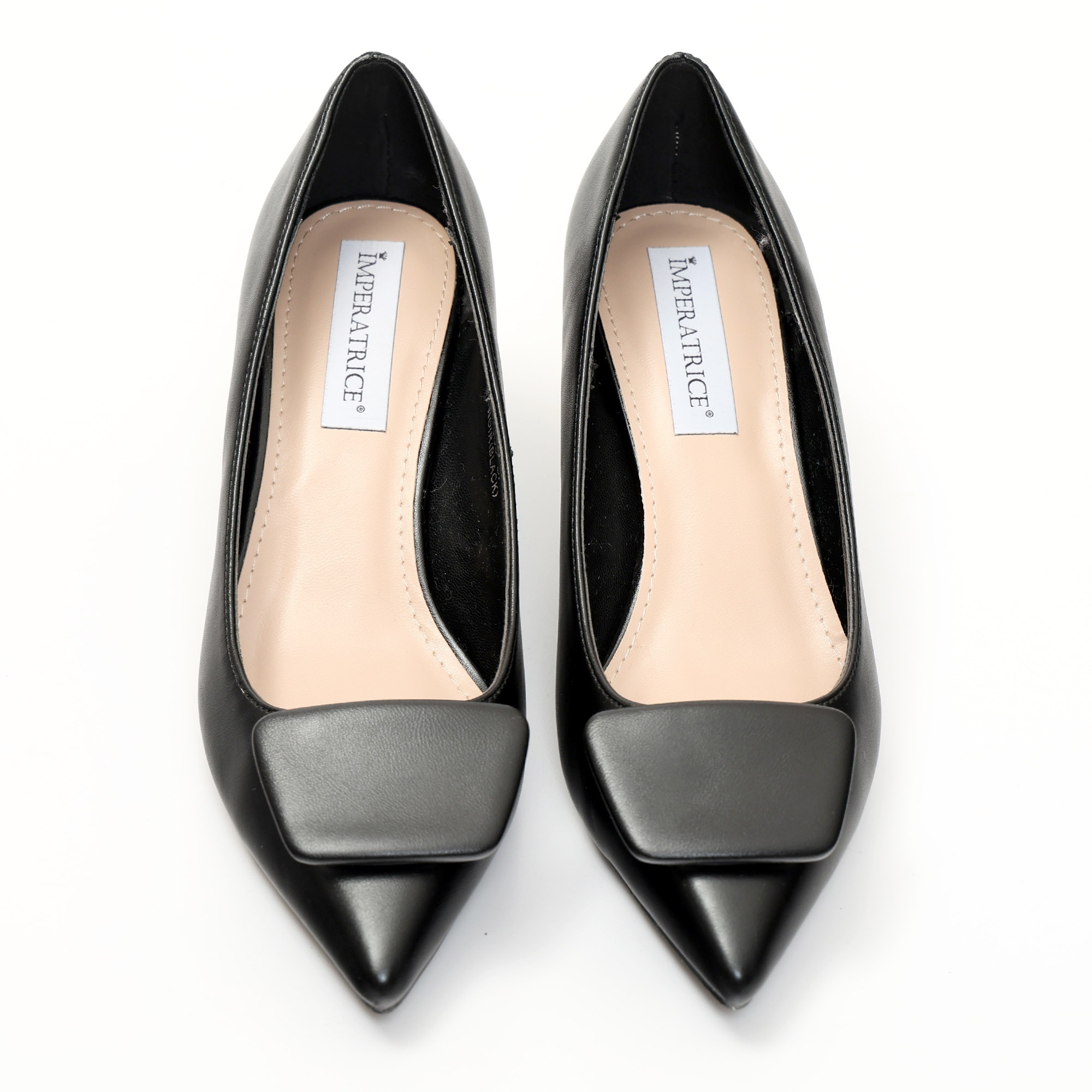 Dècolletè pumps in simil pelle con tacco basso e dettaglio sulla punta