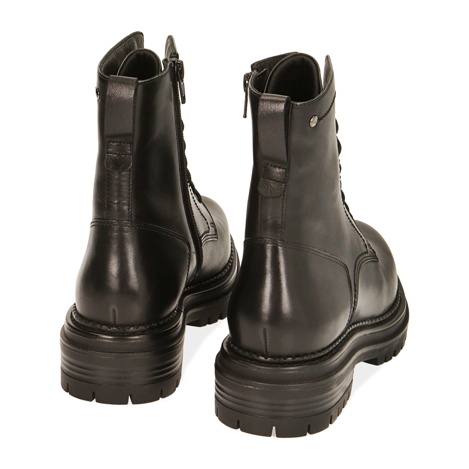 Botas militares de piel negra, tacón de 4 cm.