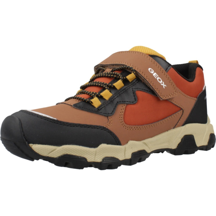 Zapatillas Niño de la marca GEOX  modelo J MAGNETAR MARRON