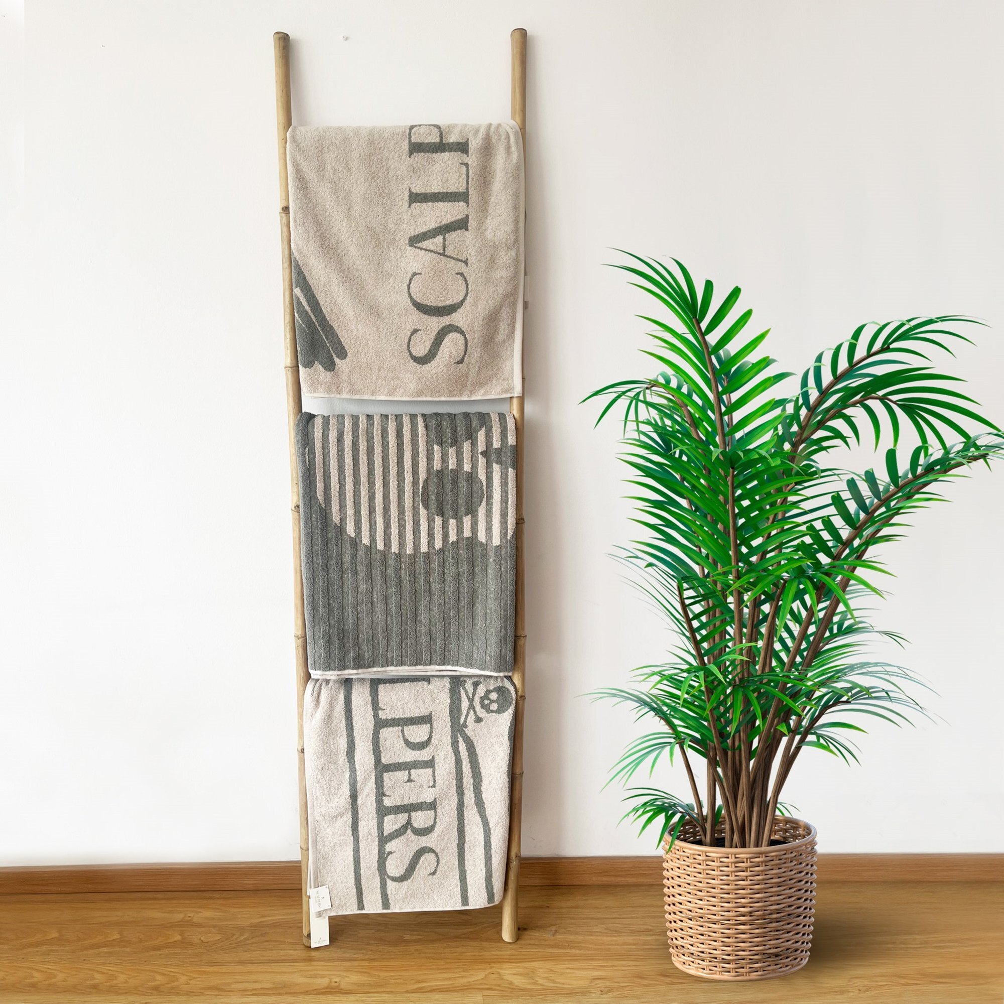 Toalla de playa 90x180cm 100% algodón 420gsm en beige con logo scalpers home