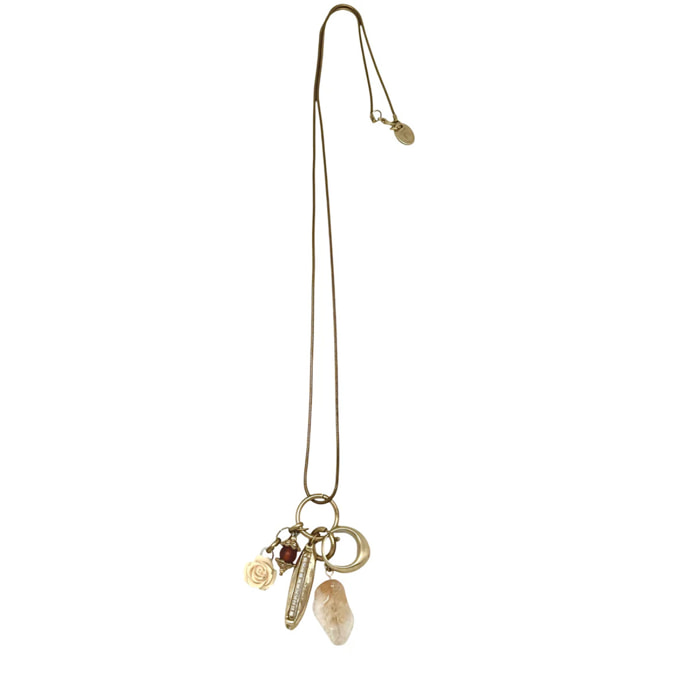 Collar largo Drift dorado chapado latón con anillo y otros charms