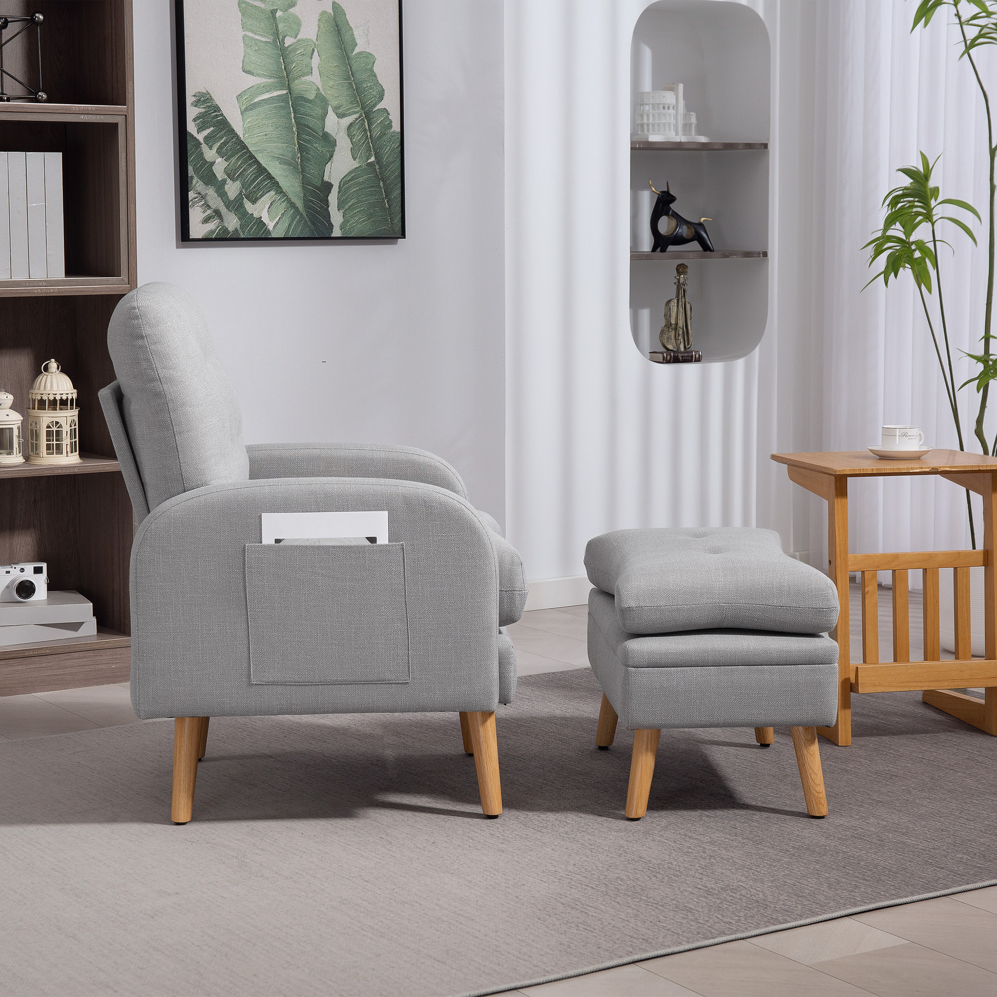 Fauteuil et repose-pieds design nordique grand confort piètement bois tissu effet lin aspect capitonné gris clair