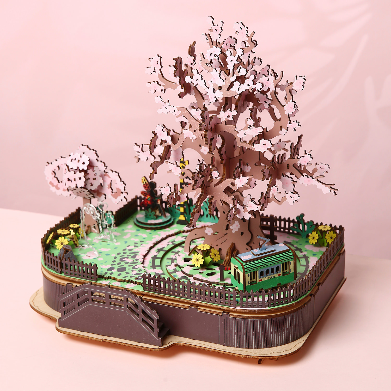 Maqueta de Madera 3D, con movimiento mecánico diseño cerezo en flor con luz y música. 446 piezas.
