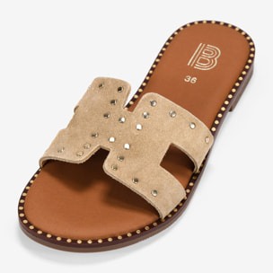 Sandalias planas piel arena con tachas metálicas