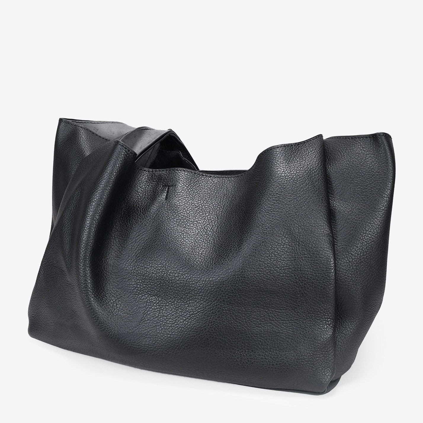 Bolso de hombro negro con tres compartimentos