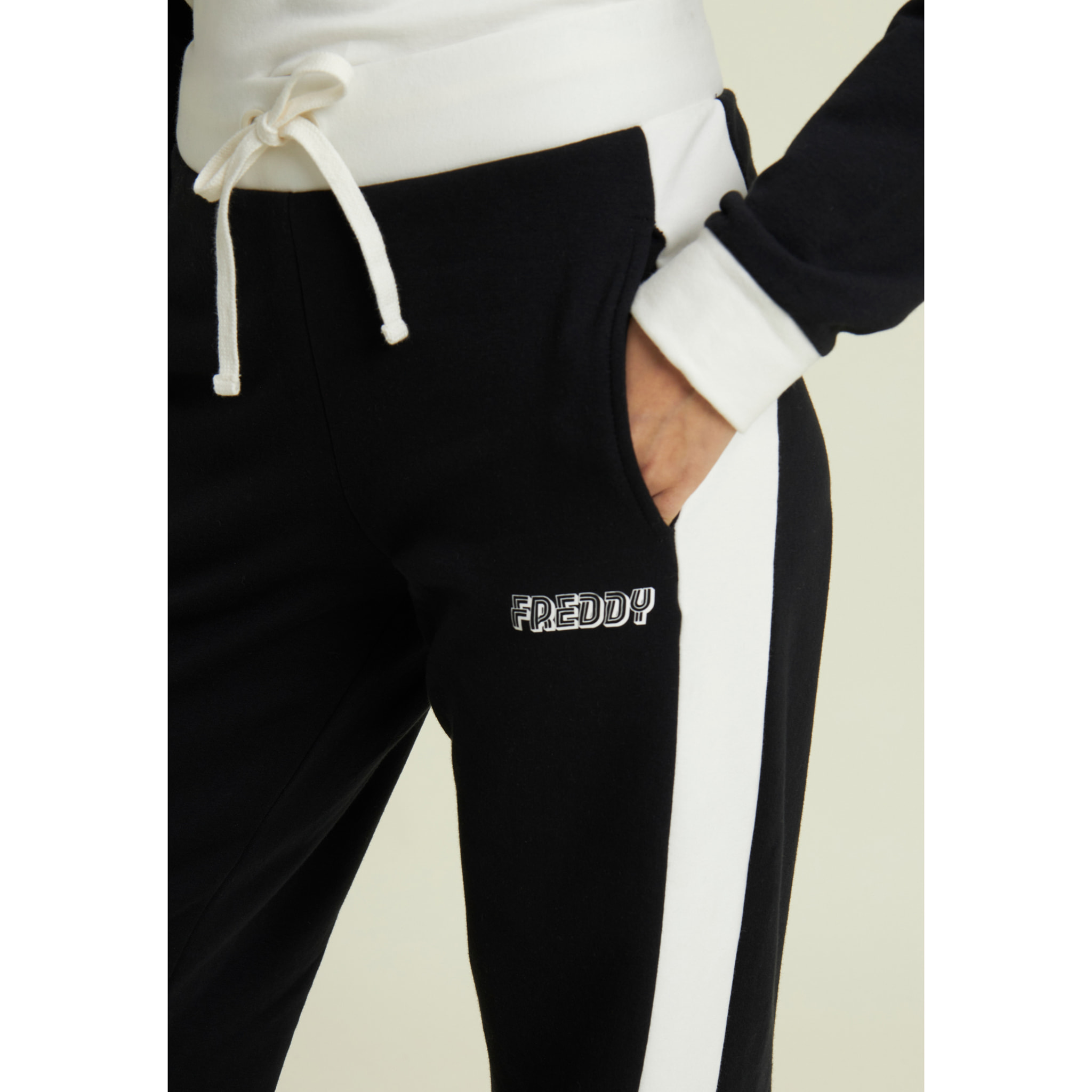 Pantaloni neri con bande laterali bianche