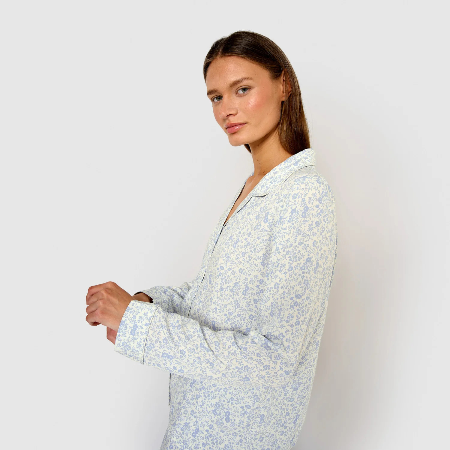 Pigiama lungo nicosia in viscosa azzurra, modello camicia.