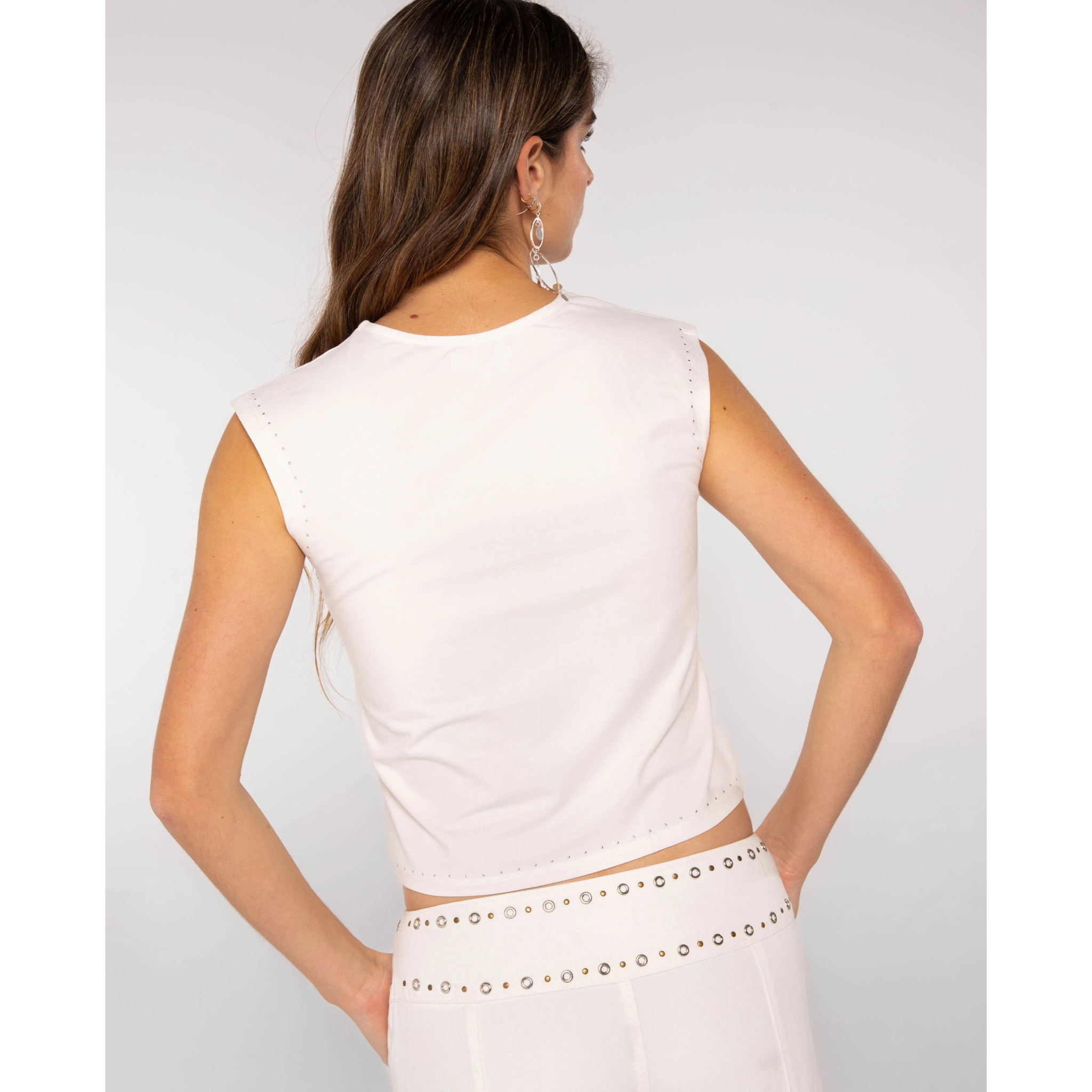 Top tipo cut out con lazo en el escote y tirantes de mujer