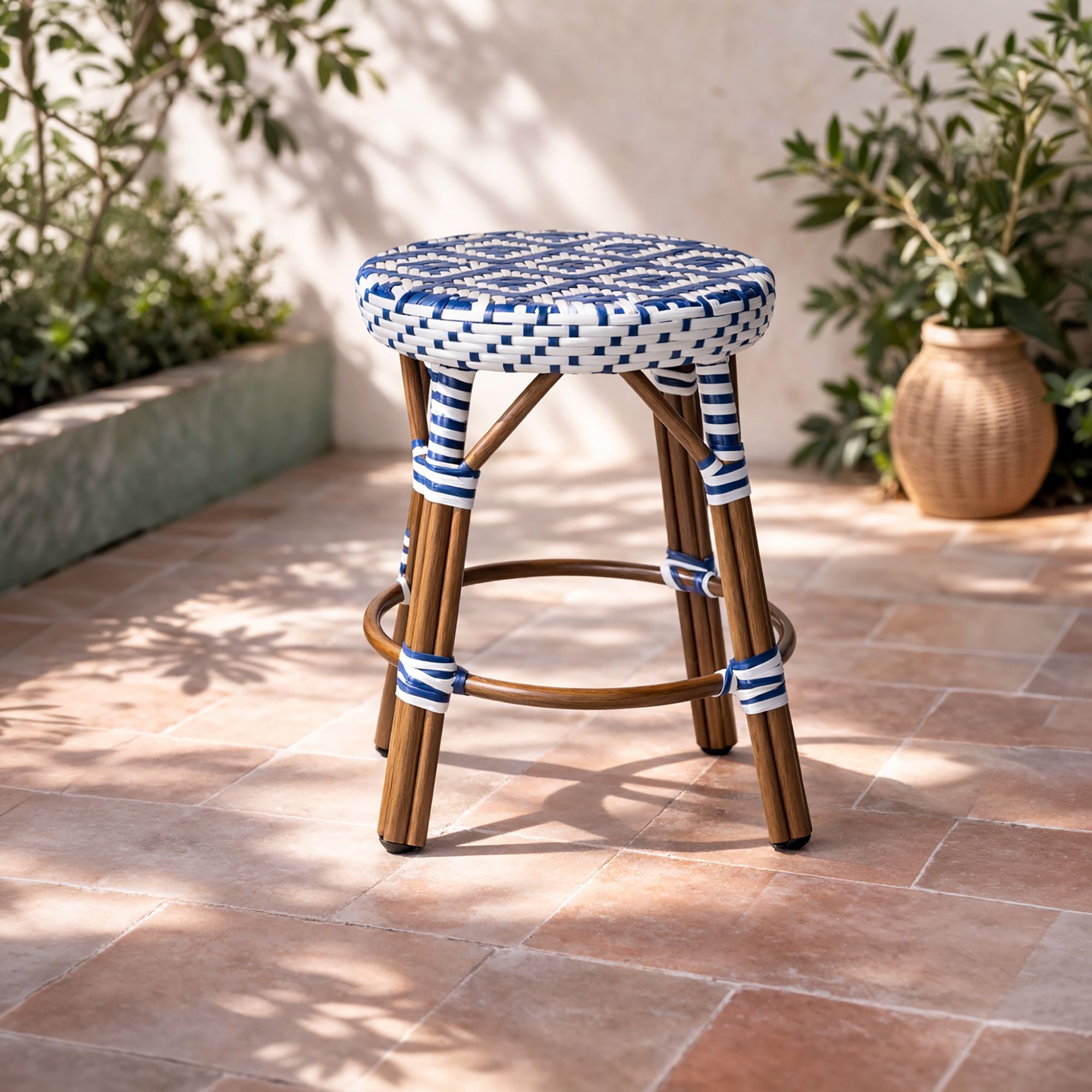 Tabouret bas d'extérieur en aluminium effet rotin bleu SCALA