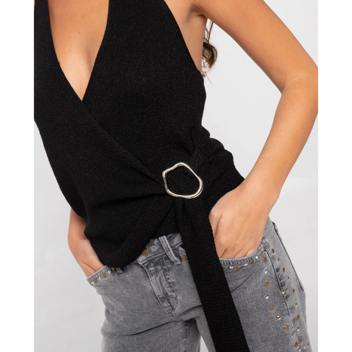 Top de mujer asimétrico con broche metálico