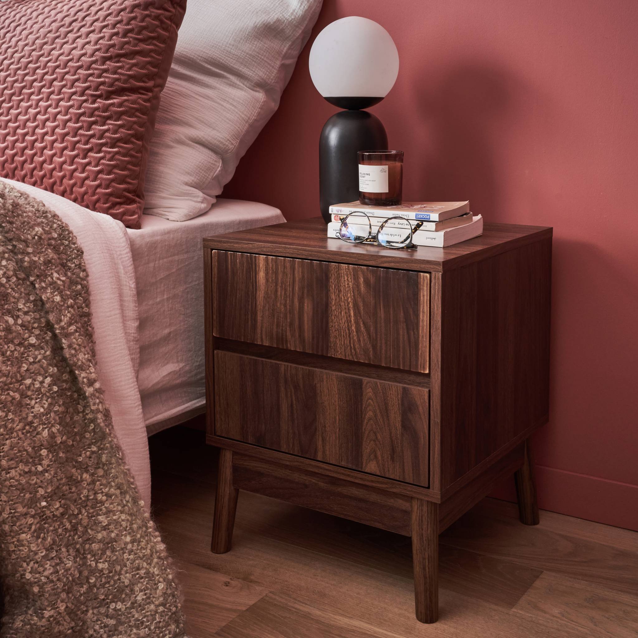 Table de chevet deux tiroirs. décor bois de noyer et piétement en pin - Linear