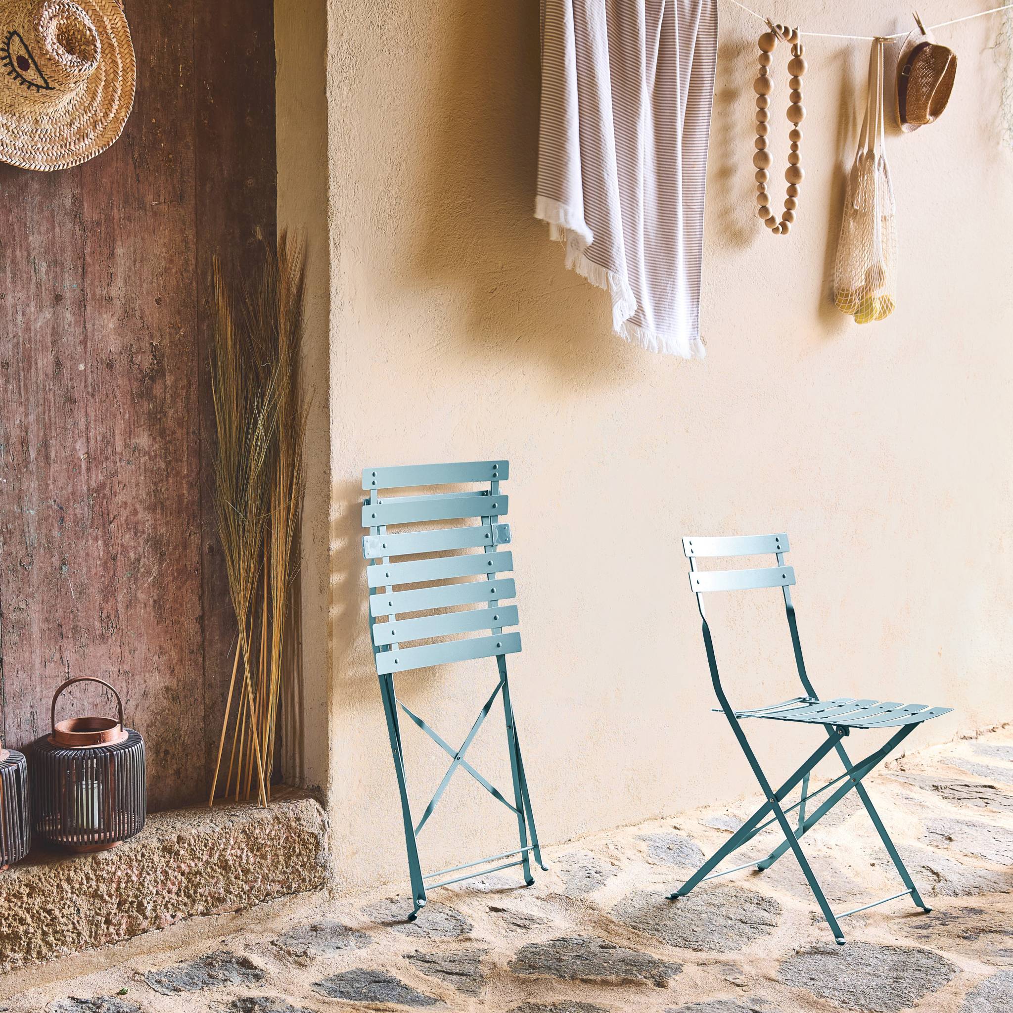 Lot de 2 chaises de jardin bistrot pliables en acier thermolaqué. 49.5 x 41 x 80.5cm