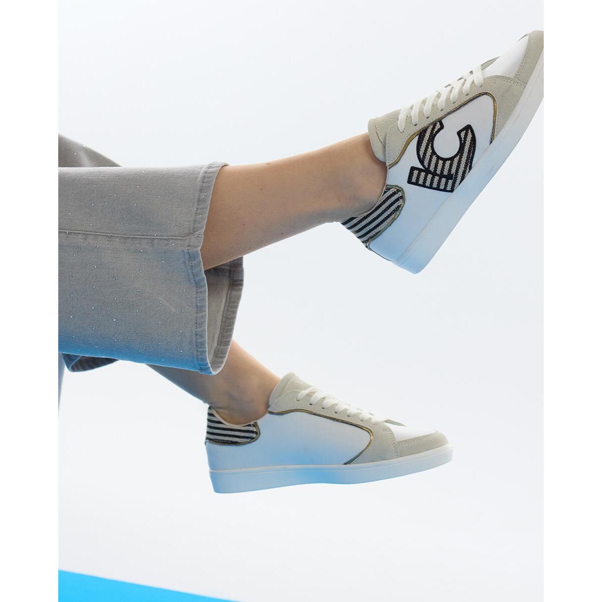 Scarpa sportiva con logo in tessuti abbinati e dettagli in pelle