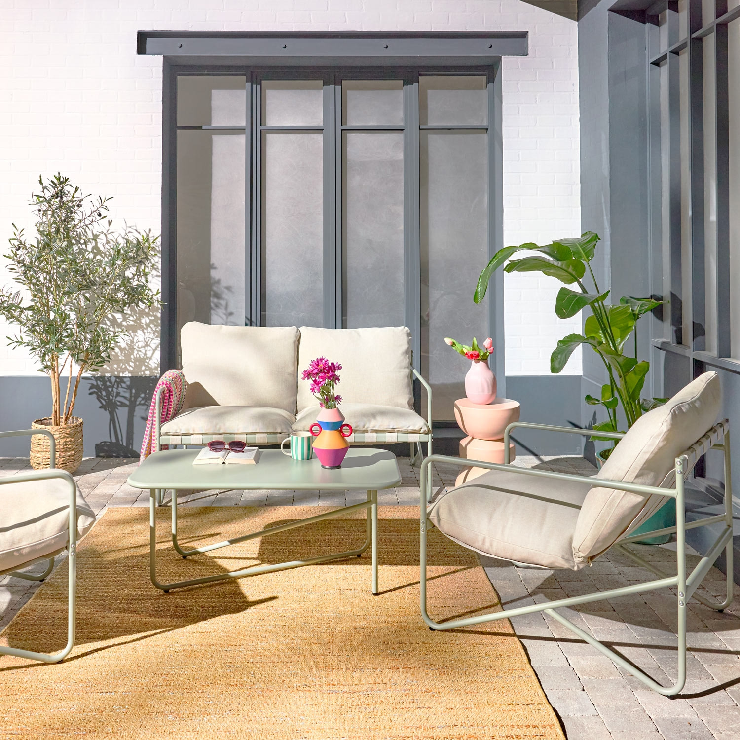 Salon de jardin 4 places avec table en métal. avec des sangles. savane