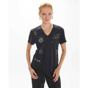 T-shirt con scollo a V, spacchi laterali, stampa in cotone e lino e mini borchie.