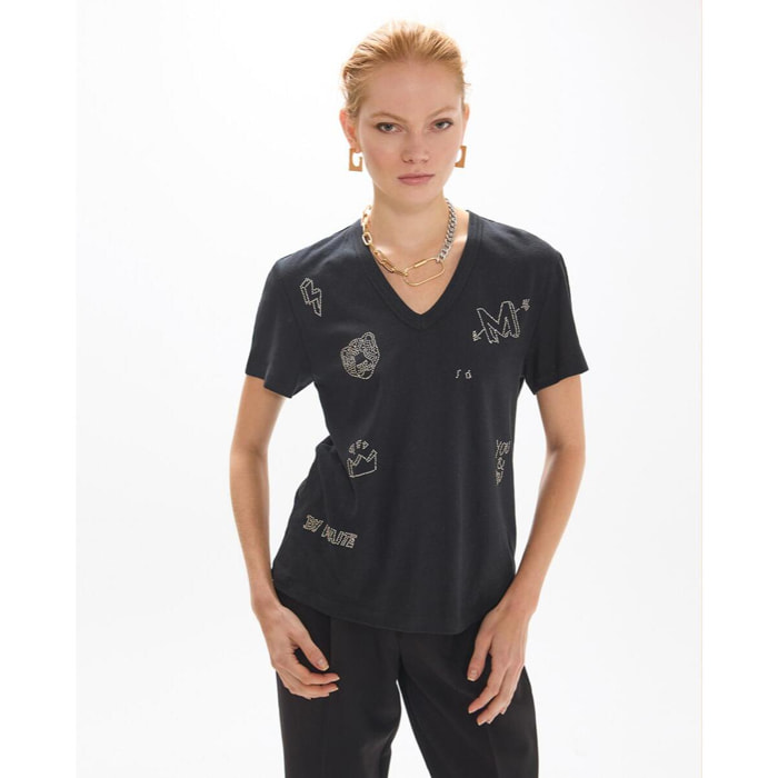 T-shirt con scollo a V, spacchi laterali, stampa in cotone e lino e mini borchie.