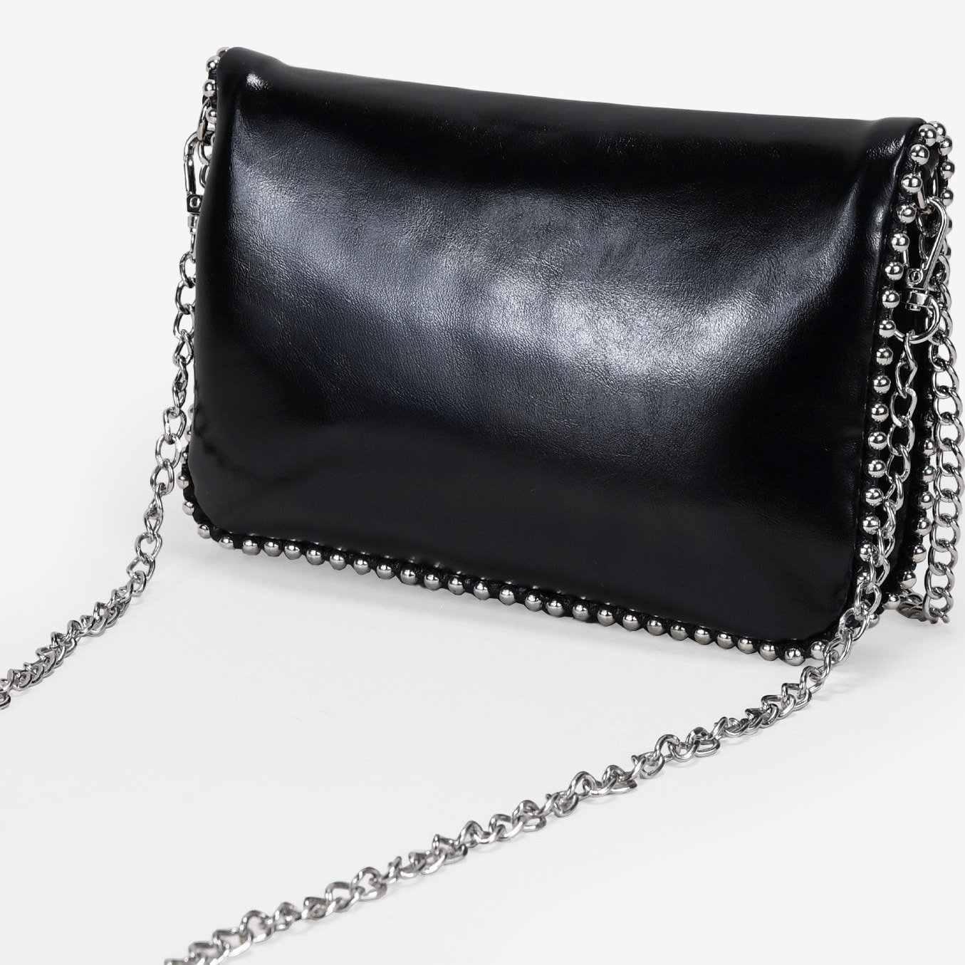 Bolso de hombro negro con cadena