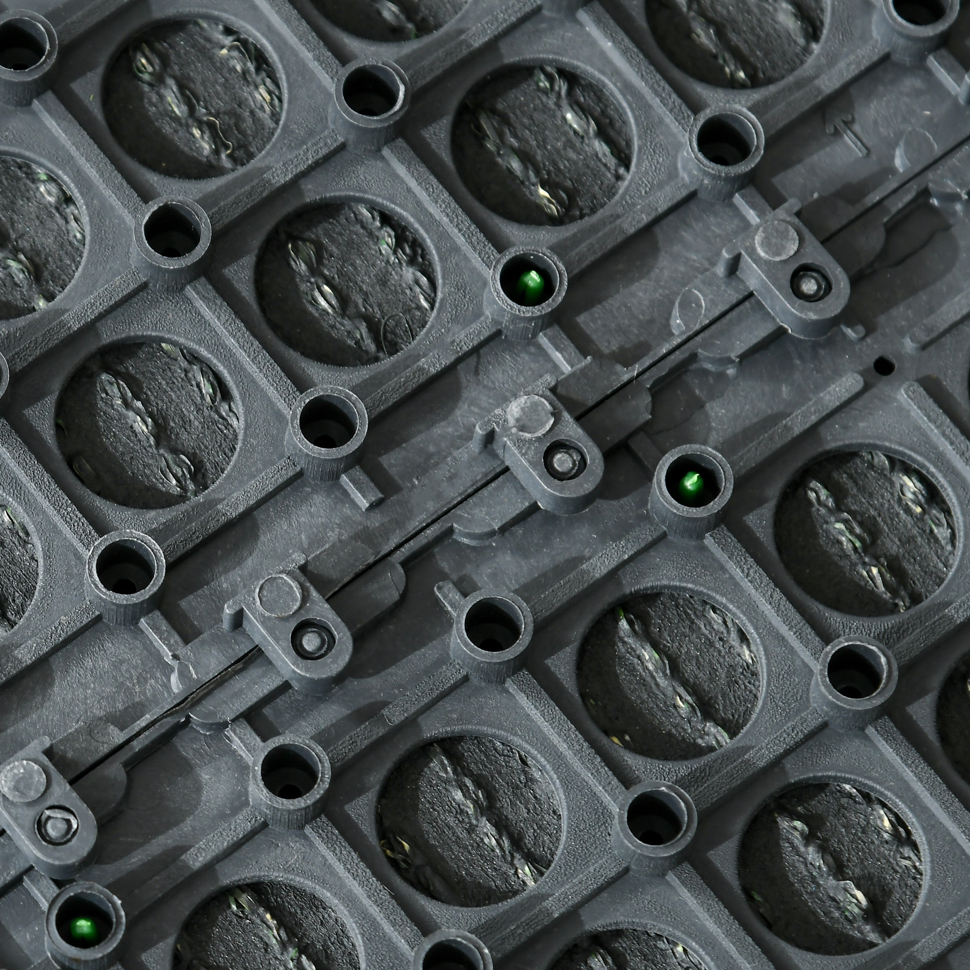 Césped Artificial de 10 Piezas Alfombra Césped Artificial 30x30 cm con Altura de Hierba 20 mm Anti-UV Césped Sintético para Jardín Patio Balcón Verde Oscuro