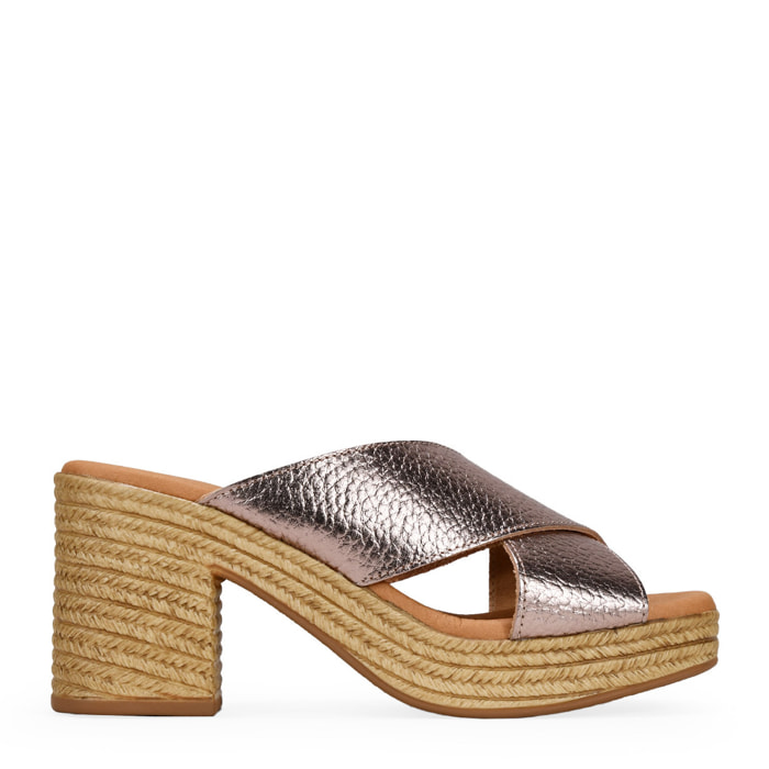 Sandalias metalizadas con tacón efecto rafia