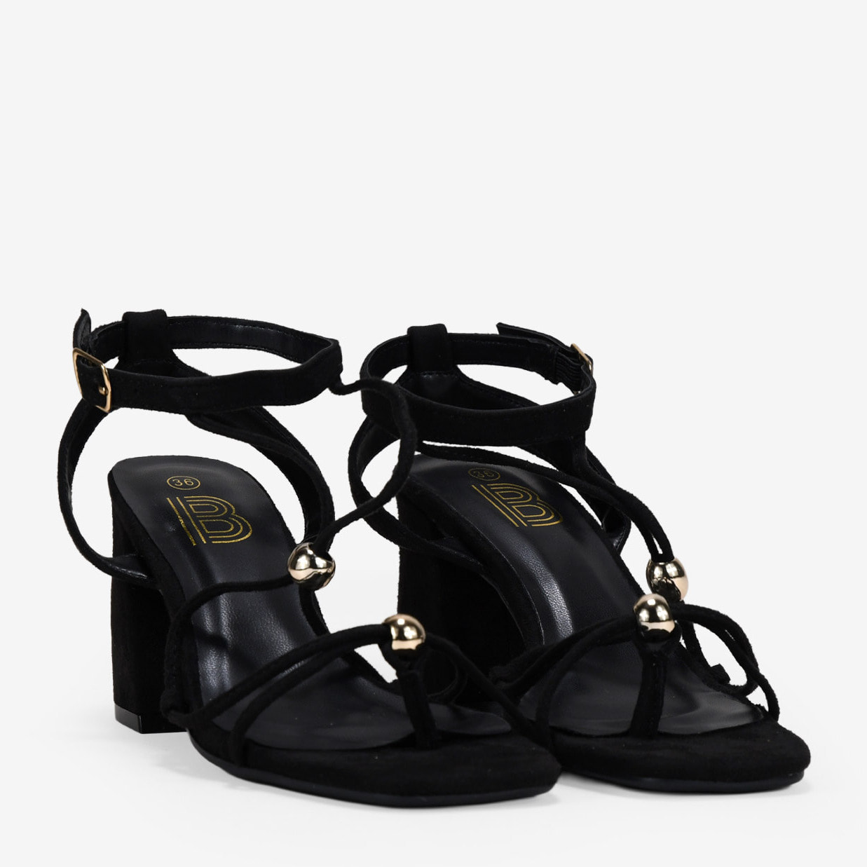 Sandalias de tacón negras con adornos metálicos