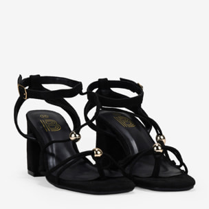 Sandalias de tacón negras con adornos metálicos