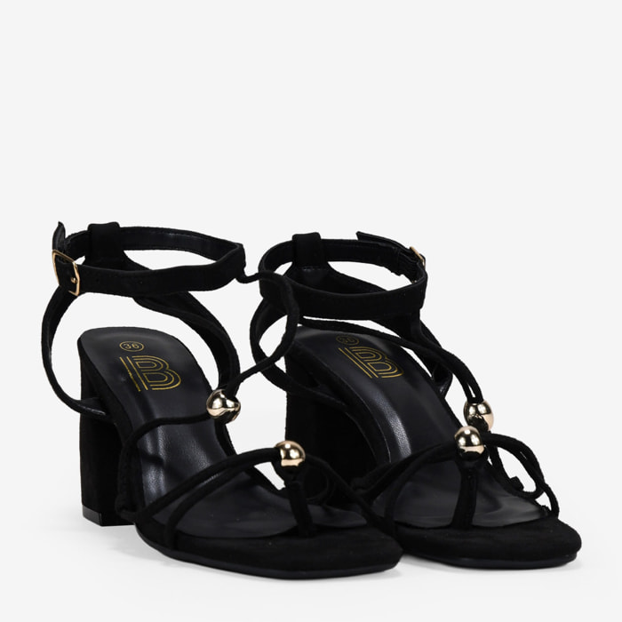 Sandalias de tacón negras con adornos metálicos