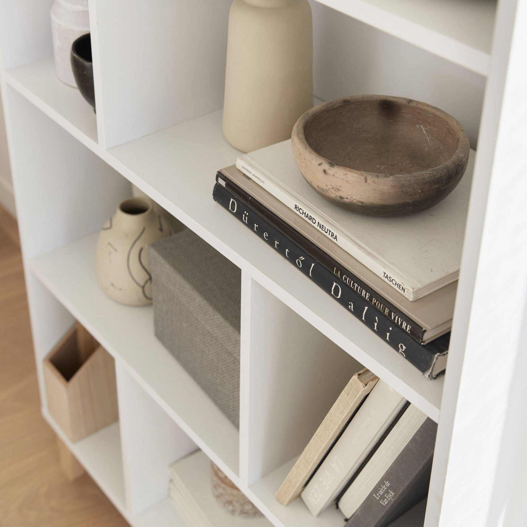 Bibliothèque scandinave blanche. étagère asymétrique - Floki - pieds en bois de sapin. 4 étagères. 8 compartiments. 80x30x138cm