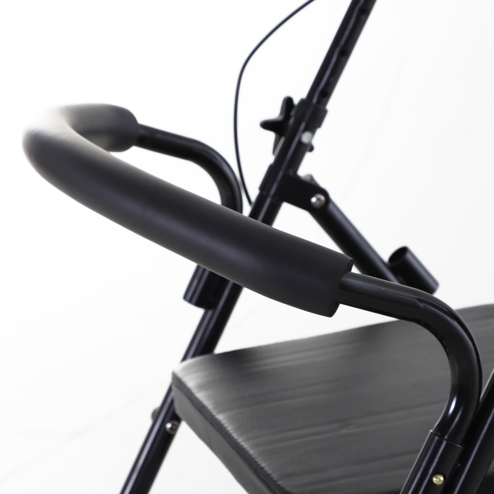 HOMCOM Andador para Ancianos Plegable, Andadores Adultos para Personas Mayores con Asiento Acolchado y 4 Ruedas, Mango Ergonómico Ajustable en Altura, Frenos de Maneta, Cesta, Reposapiés, Negro