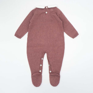 Pelele malva con dibujo de conejo en el centro