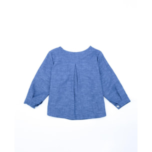 Camisa de manga larga azul. Con pechera en el delantero.