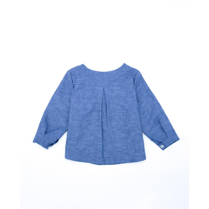 Camisa de manga larga azul. Con pechera en el delantero.