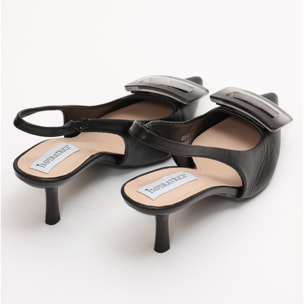 Dècolletè slingback in simil pelle con applicazione sulla punta