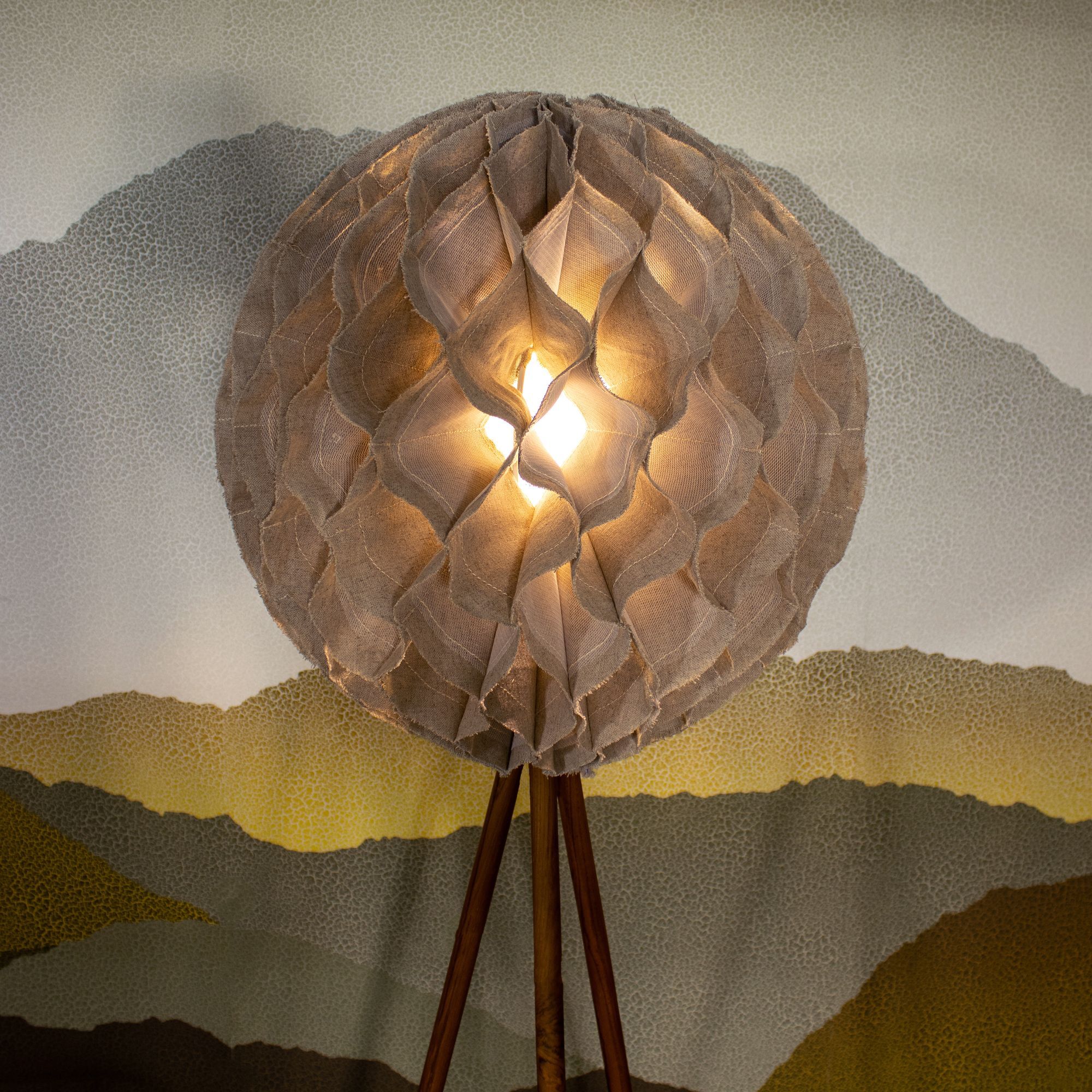Lampadaire en lin taupe pied en teck h163cm BULAT