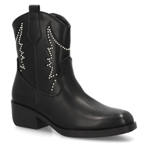 Bota cowboy con diseño de tachuelas.