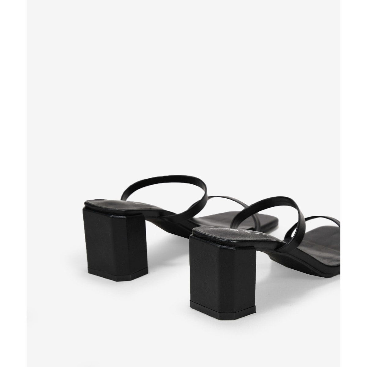 Sandalias negras con tacón