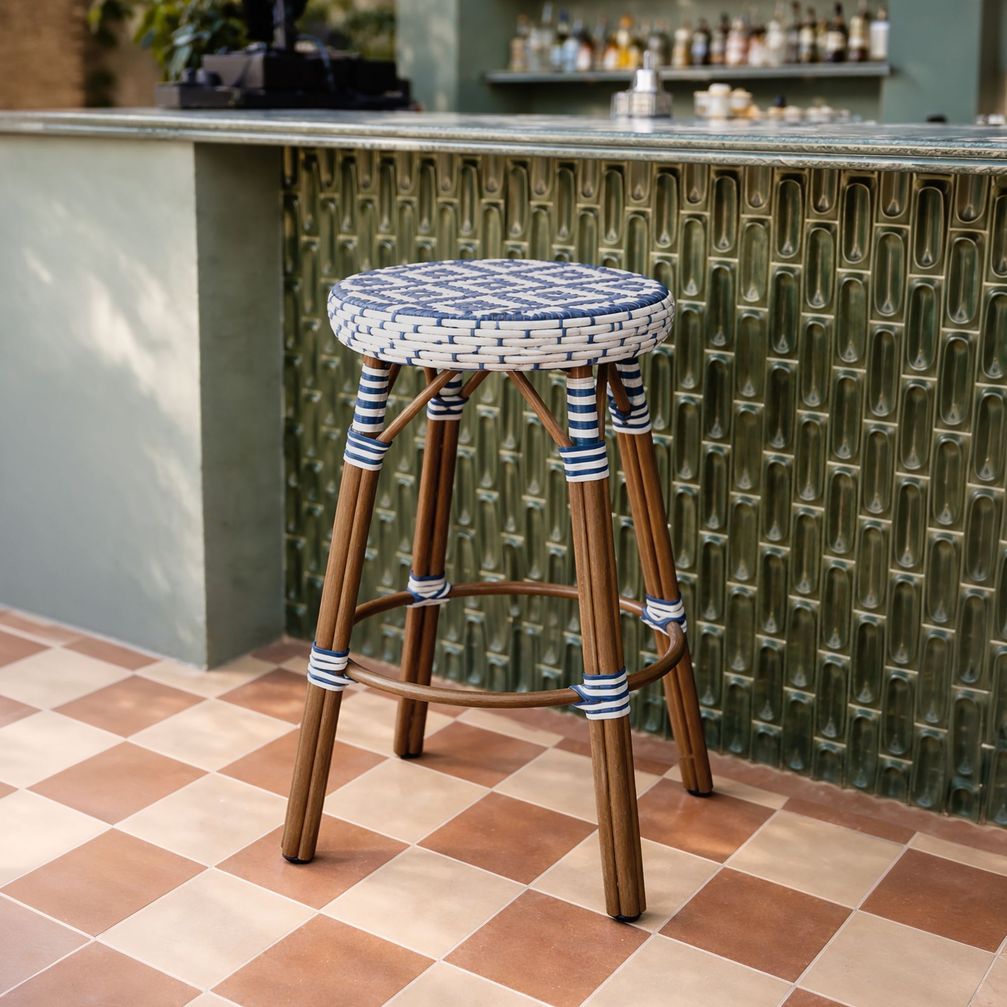 Tabouret de bar d'extérieur en aluminium effet rotin bleu SCALA