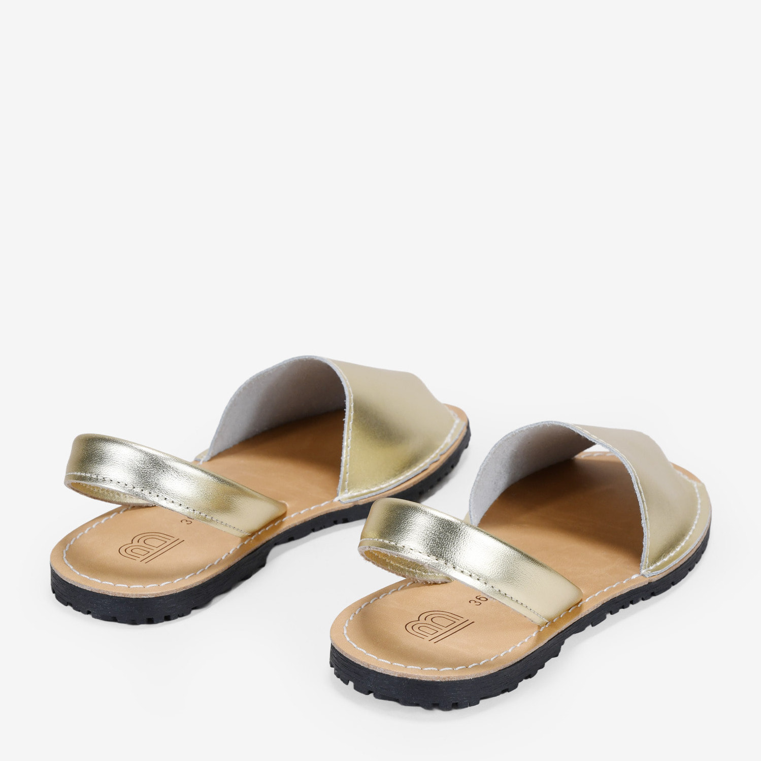 Abarcas planas en piel dorada