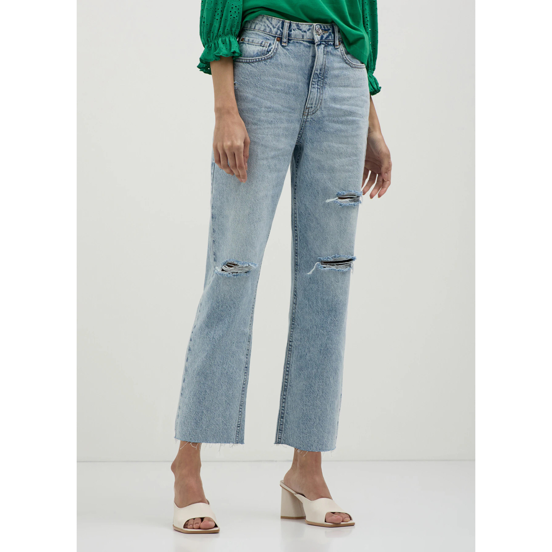 Jeans straight con rotture