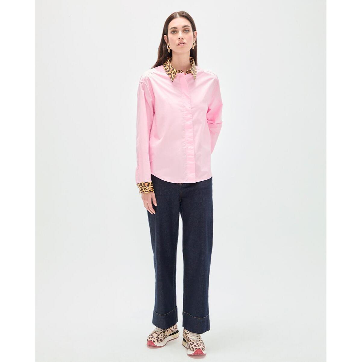 Camicia in popeline con polsini a contrasto e stampa animalier
