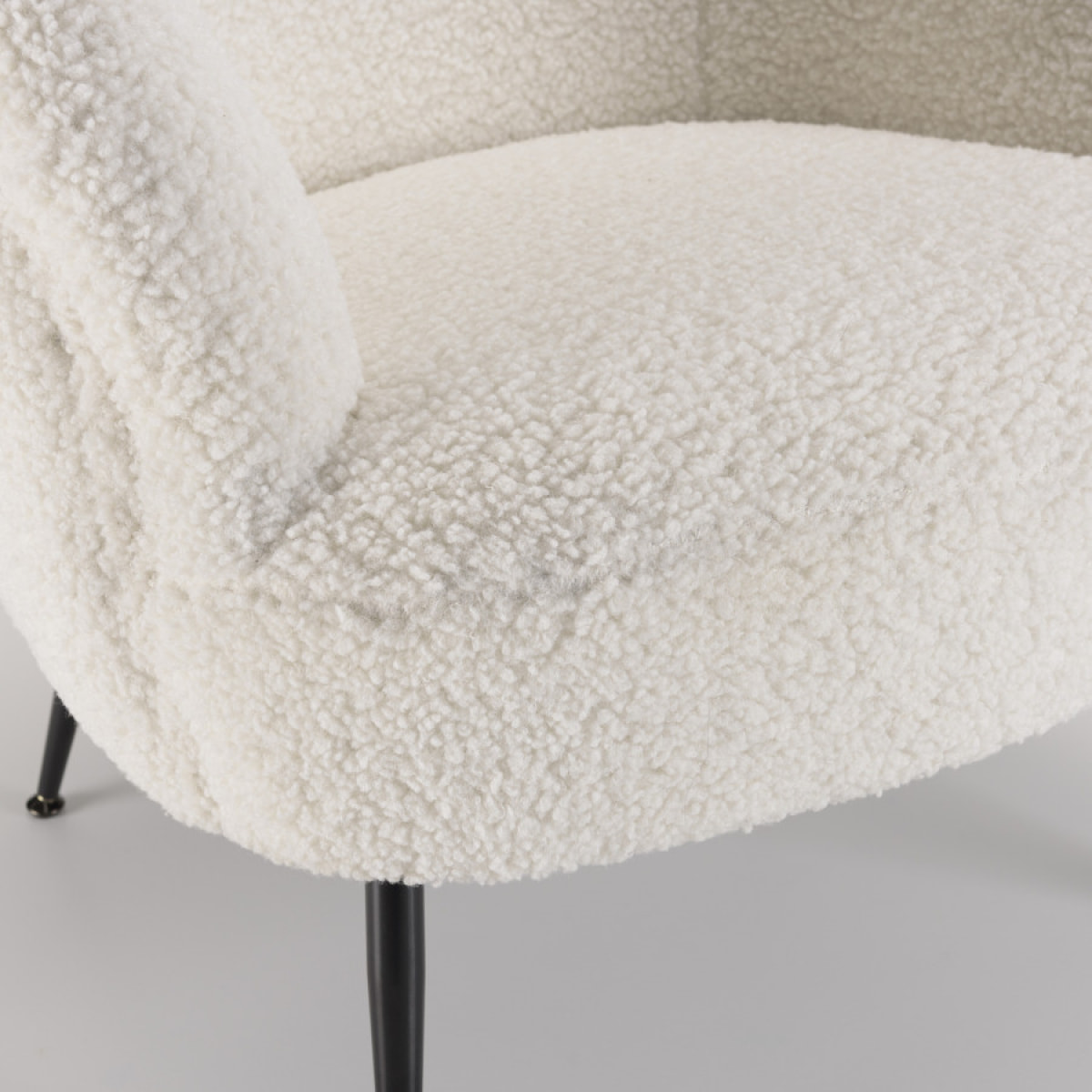 ALBANE - Fauteuil cosy tissu bouclette blanc pieds métal noir