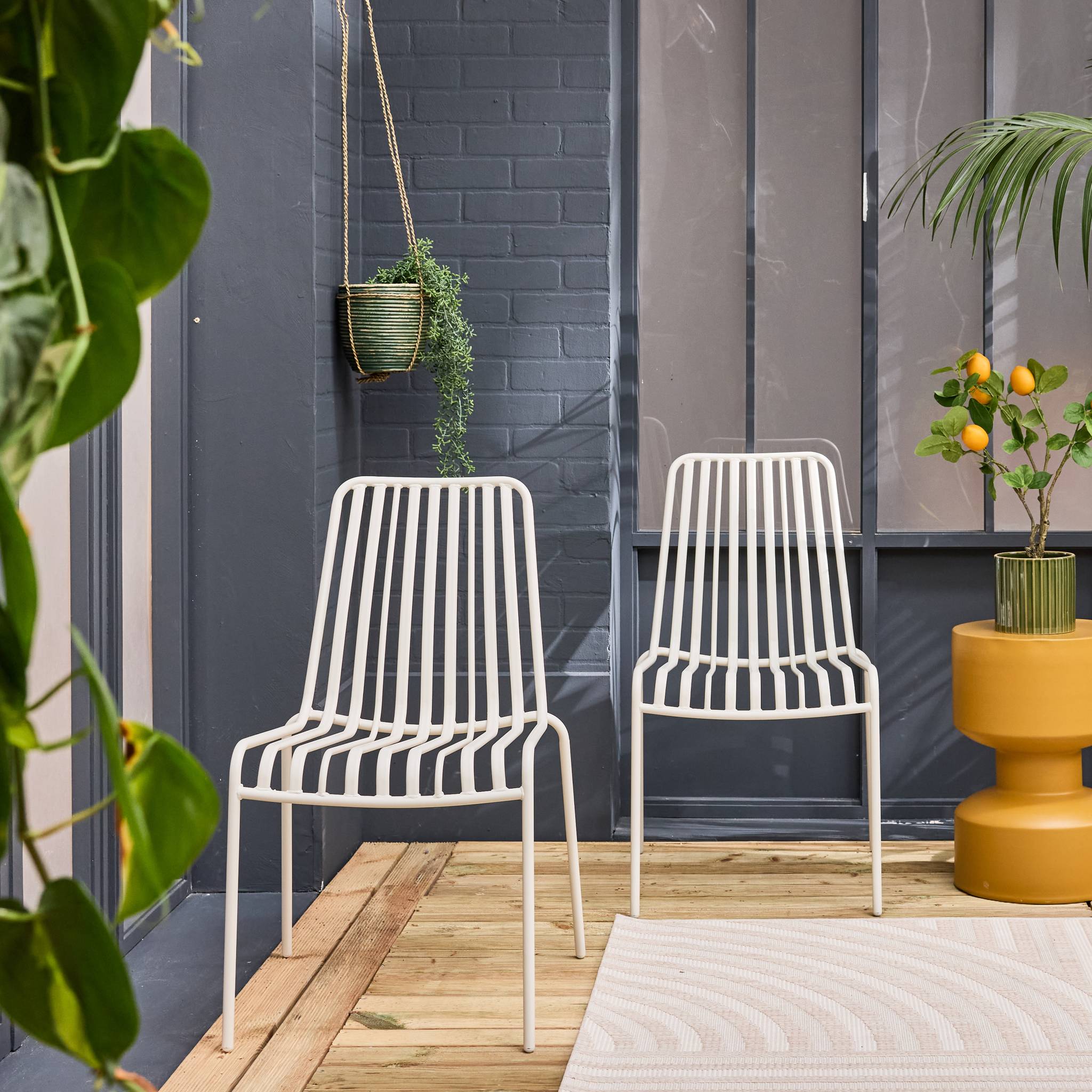 Lot de 2 chaises de jardin FLORIDA blanc empilable en acier. L 59 x P 47.5 x H 78 cm