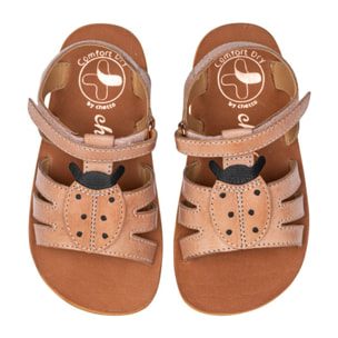 SANDALIA BAREFOOT ROSA - SUAVIDAD Y ENCANTO CON MARIQUITA EN RELIEVE