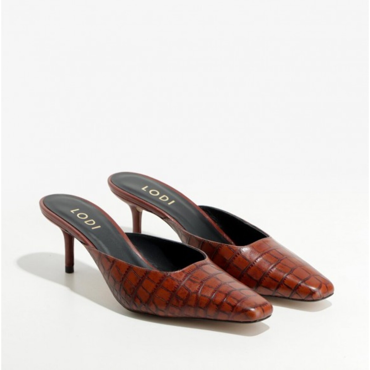 MULES MARRONES CLAVE