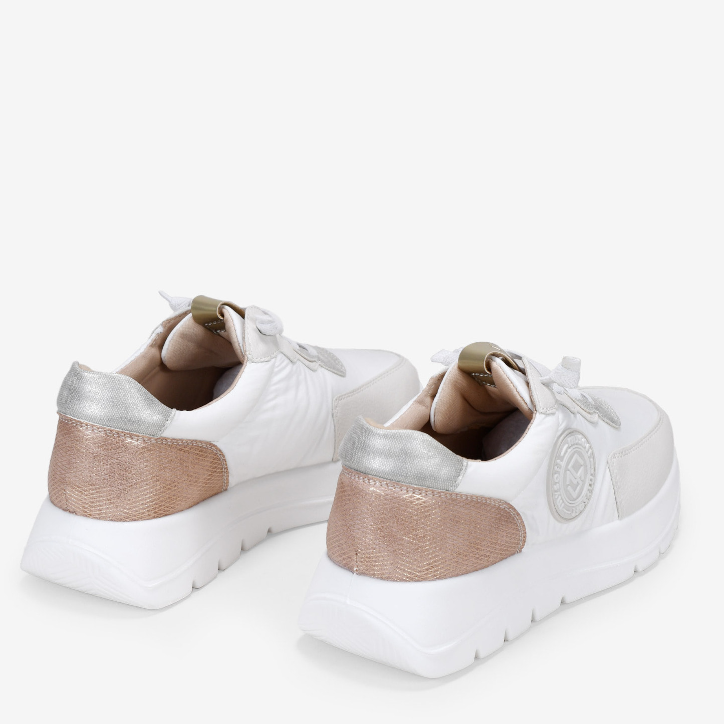 Zapatillas blancas con cordones elásticos