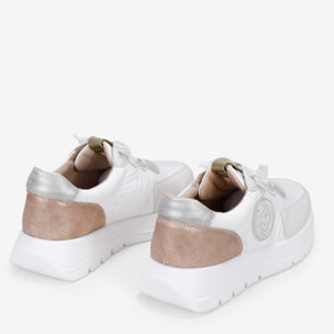 Zapatillas blancas con cordones elásticos