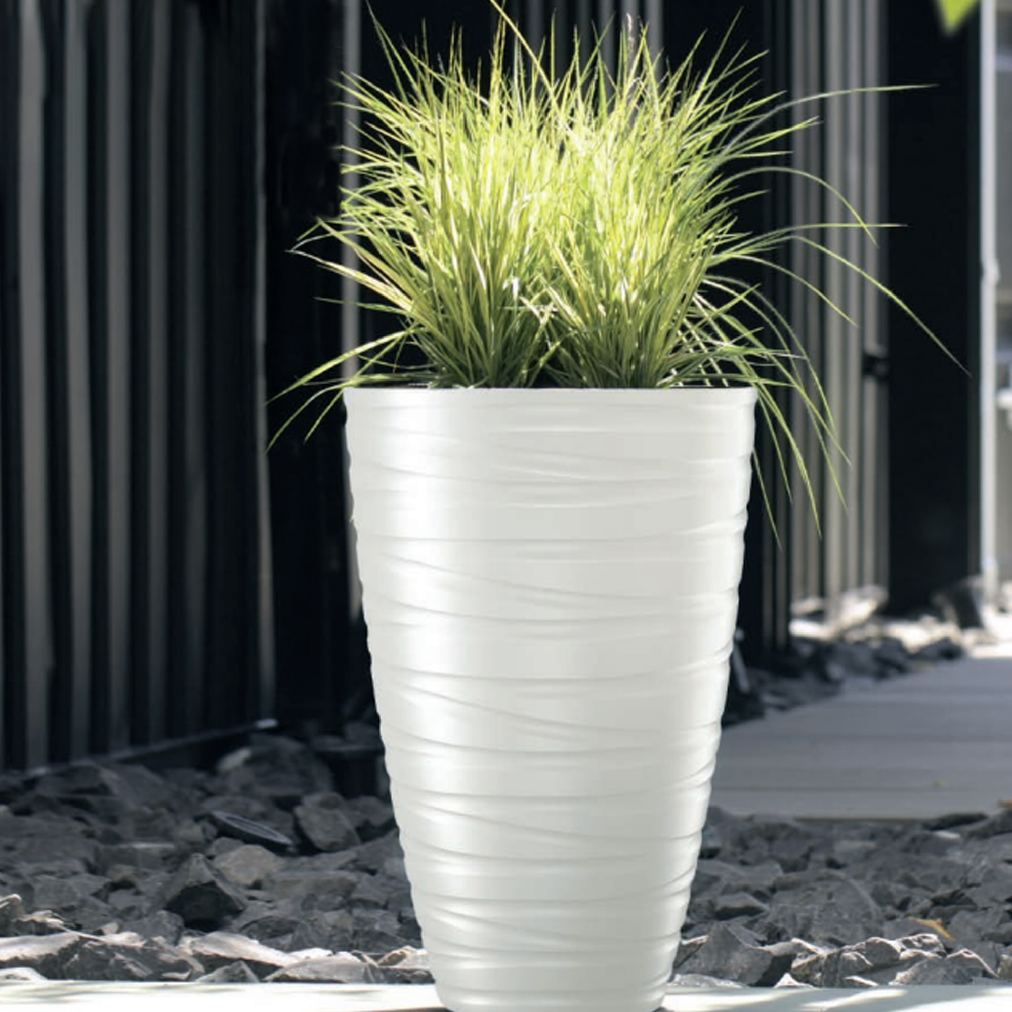 Maceta con deposito 32l maze de plastico en color gris piedra 37,5 (largo) x 37,5 (ancho) x 41,9 (alto) cm