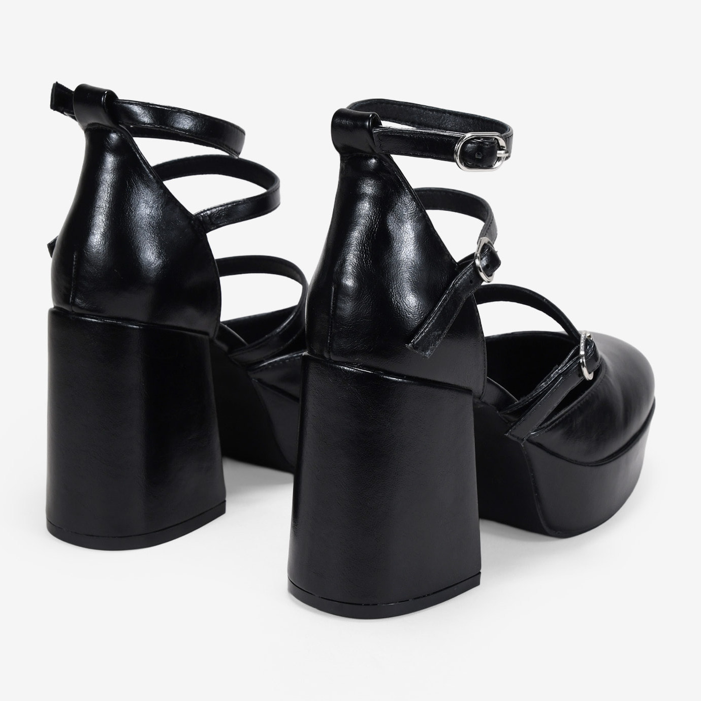Zapatos de plataforma negros con tiras