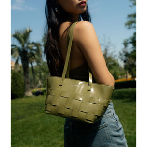 Bolso de hombro verde con trenzado