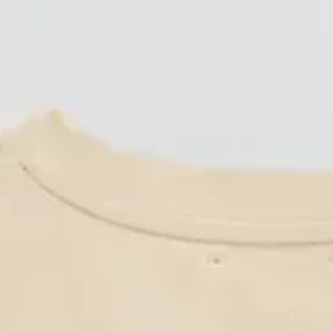 Camiseta color crema de cuello pico con logo Rigby Go